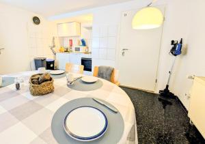 Monteurswohnung Kassel Ferienwohnung Kiwi Parkplatz Küche 1- 4 Personen EG Modern