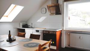 WEINBERGBLICK im Haus FREY - 3 Schlafzimmer ,Küche, 2 Bäder, 2 Balkone, Parkplatz direkt vor der Tür