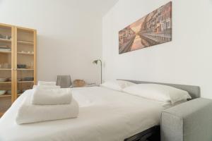 GuestHost - Comfy Studio X2 in Navigli District