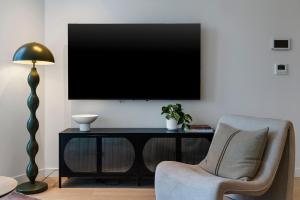 Queensbridge Luxe River Suite Heated Pool Gym Sauna Steam Workspace