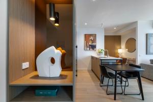 Queensbridge Luxe River Suite Heated Pool Gym Sauna Steam Workspace