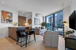 Queensbridge Luxe River Suite Heated Pool Gym Sauna Steam Workspace