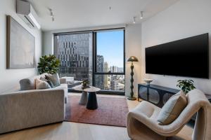 Queensbridge Luxe River Suite Heated Pool Gym Sauna Steam Workspace