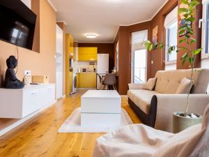 Romantic Loft with Jacuzzi Bath near Center