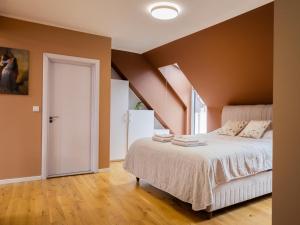 Romantic Loft with Jacuzzi Bath near Center