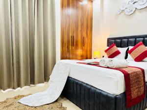 Divine India Service Apartment Near Medanta Hospital And Noida city Centre 51 Metro, Noida Sector 72