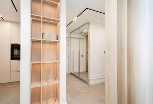 Luxury Designed 2BR Apartment, Pool & Gym Access