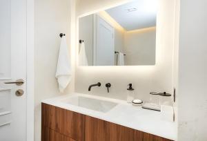 Luxury Designed 2BR Apartment, Pool & Gym Access