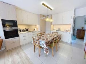 Appartement PMR avec Terrasse au Cœur de Granville, Proche Plage et Port - FR-1-361-508
