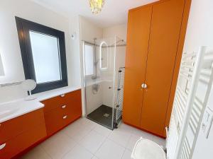 Appartement PMR avec Terrasse au Cœur de Granville, Proche Plage et Port - FR-1-361-508