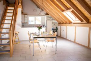 Mountain View Attic Apartment Goldiwil with Balcony & Parking