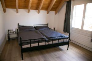 Mountain View Attic Apartment Goldiwil with Balcony & Parking