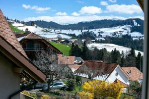 Mountain View Attic Apartment Goldiwil with Balcony & Parking