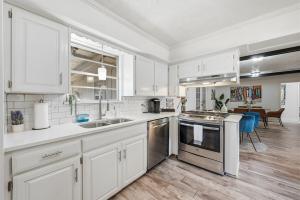 Funky Haus near Six Flags and ATT Stadium with Game & Movie room