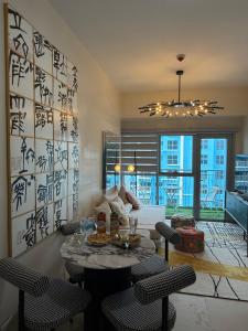 HomeMadeLuxury 1BR Seaview Poolview Near Okada Airport