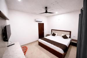 Shiva Stay Inn - Near Banke Bihari Temple & Prem Mandir