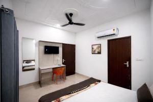 Shiva Stay Inn - Near Banke Bihari Temple & Prem Mandir