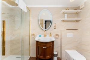 Urban Jungle Mezzanine Apartment by BookingHost