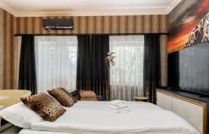 Urban Jungle Mezzanine Apartment by BookingHost