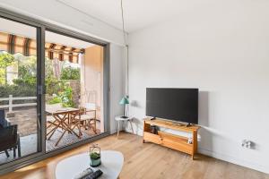 Nice studio - terrace - private parking & pool