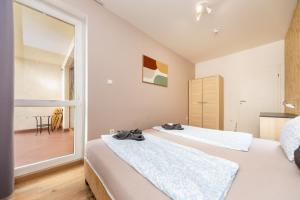 Prime Stay - Deluxe 2 Bedroom Family Apartment - Parking Included
