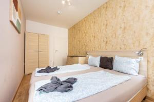 Prime Stay - Deluxe 2 Bedroom Family Apartment - Parking Included