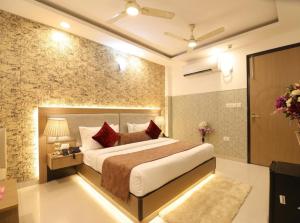 Hotel The Heavenwoods Suites Near Delhi Airport