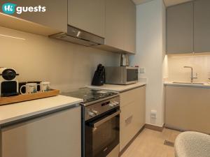 Bright 2BR Canal View Apt in Dubai Creek Groov 3