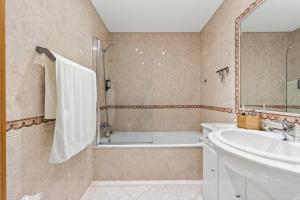 Sunny Apartment in Falésia