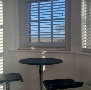 Apartment Sleeps 2 with Parking & Garden