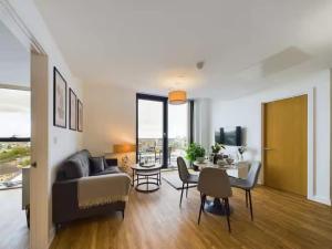 NEW! 2 Bedroom Flat in Manchester Waters by Stay With Us, Perfect for Families, Couples & Groups, FREE Private Parking!
