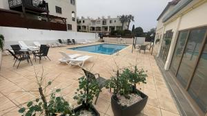 Home Away - 2bedroom with Communal Pool & Private Garden