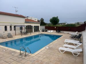 Home Away - 2bedroom with Communal Pool & Private Garden