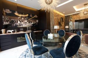 Premium 3BR Stay and Maid Room Near Downtown