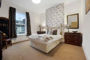 NEW! 5BR in Queen Street