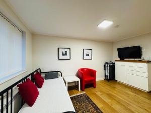 Morden flat close to DLR station with free parking and brand new bed and quality mattress adjacent to metro station also close to O2 and Excel via Cable Car
