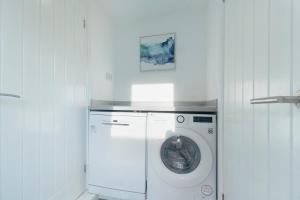 Spacious 4BR on Leafield Rd
