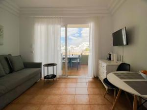 1 Bedroom Apartment with Terrace, Pools & Walking Distance to Beach