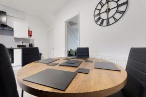 Station Road Stay with Easy Access to Transport