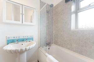 Stylish 4BR Retreat Near Town Centre