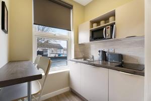 1 Bedroom Apartment on Linthorpe Road, Middlesbrough with Free WiFi, Free Private Parking, Smart TV and Self Catering Kitchen