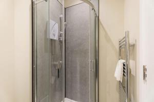 1 Bedroom Apartment on Linthorpe Road, Middlesbrough with Free WiFi, Free Private Parking, Smart TV and Self Catering Kitchen