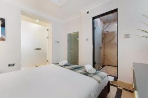 Stylish One Bedroom Home Near Hyde Park