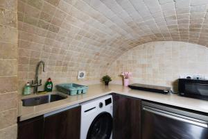 Stylish One Bedroom Home Near Hyde Park