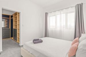 Niora - Modern 2BR Apartment & Pool Access