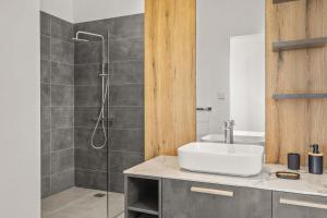 Niora - Modern 2BR Apartment & Pool Access