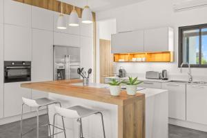 Niora - Modern 2BR Apartment & Pool Access
