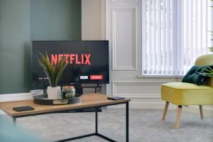 Spacious & Modern Oasis, 4-Bed House, Sleeps 7