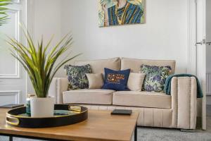 Spacious & Modern Oasis, 4-Bed House, Sleeps 7