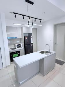 Trion KL 63, High Floor City View, Cozy Stay